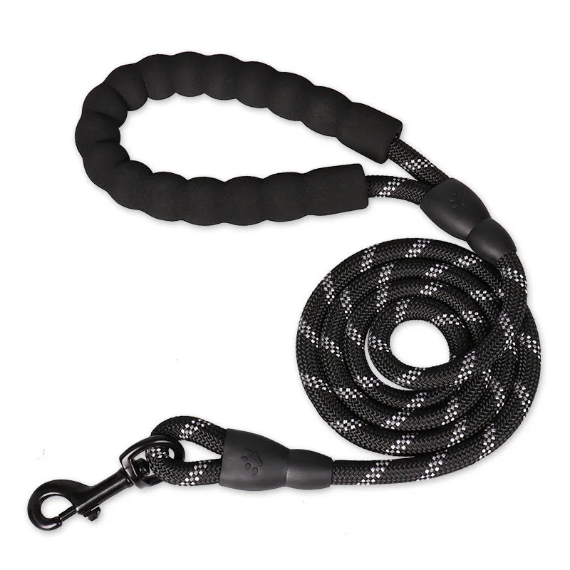 laisse en corde poulaisse en corde résistante et réfléchissante. Laisse noir parfaite pour se promener de nuit avec son chien. La poigné est résistante et moelleux grâce à son rembourrage. Image produit Boutiquechienr chien