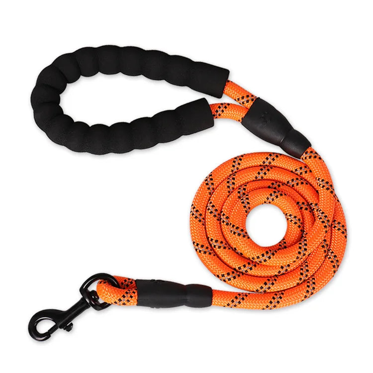 laisse en corde résistante et réfléchissante. Laisse orange parfaite pour se promener de nuit avec son chien. La poigné est résistante et moelleux grâce à son rembourrage. Image produit Boutiquechien
