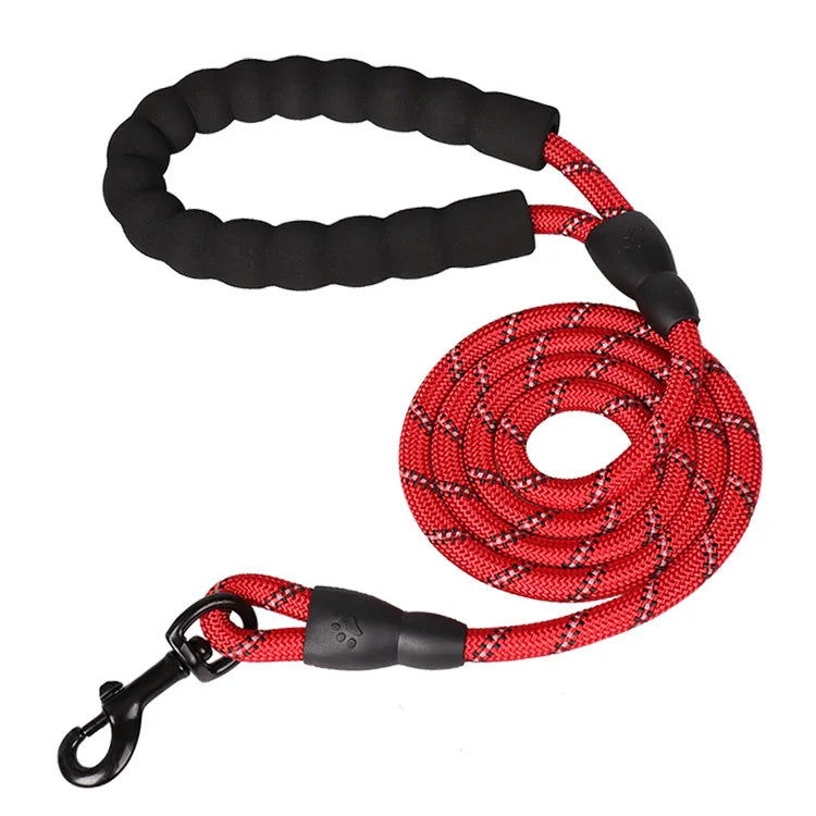 laisse en corde poulaisse en corde résistante et réfléchissante. Laisse rouge parfaite pour se promener de nuit avec son chien. La poigné est résistante et moelleux grâce à son rembourrage. Image produit Boutiquechienr chien