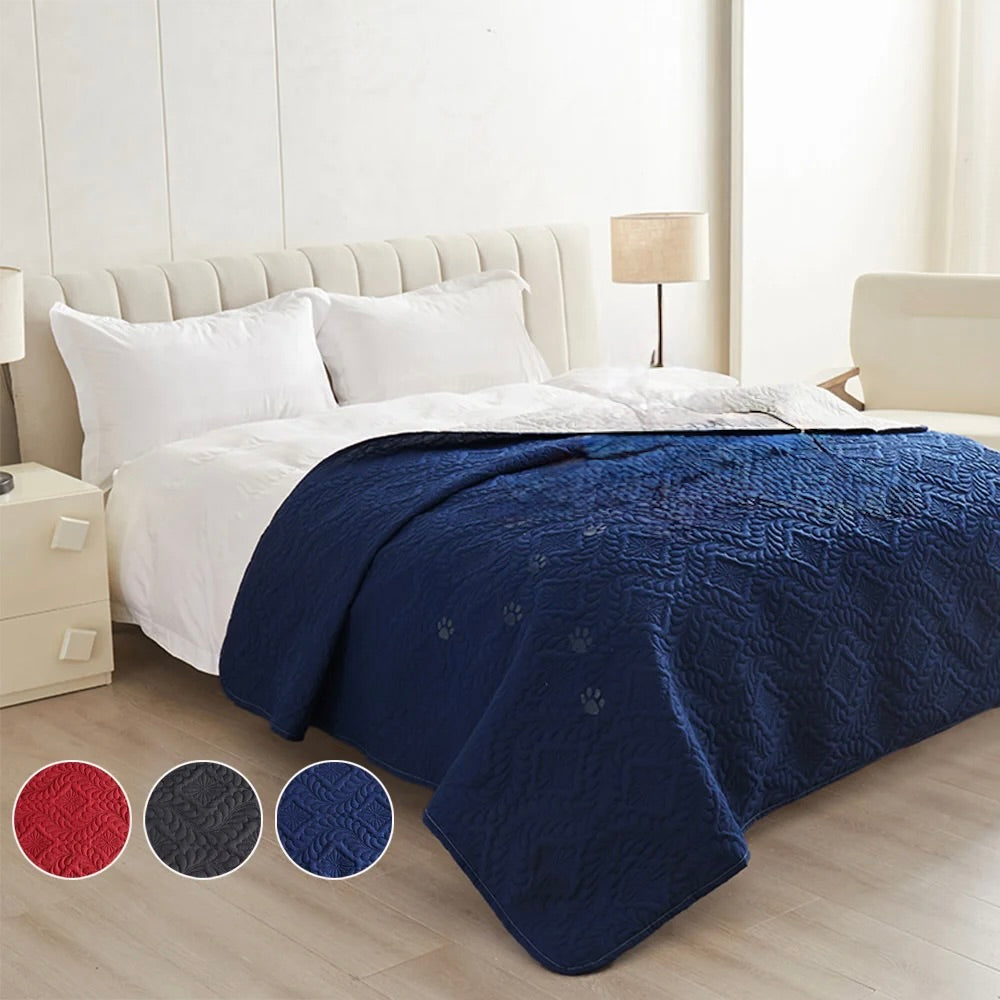tapis chien de protection de couleur bleu résistant et durable poser sur un lit blanc dans une chambre blanche. Image produit Boutiquechien
