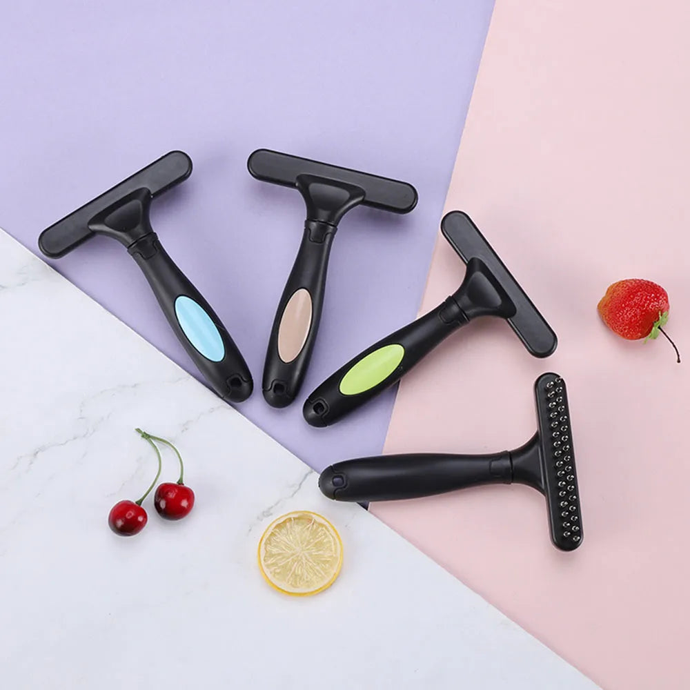 totalité des brosses pour chiens démêlante de couleur bleu, saumon et vert. Les produits sont mis en valeur avec des fruits autours. Image produit Boutiquechien