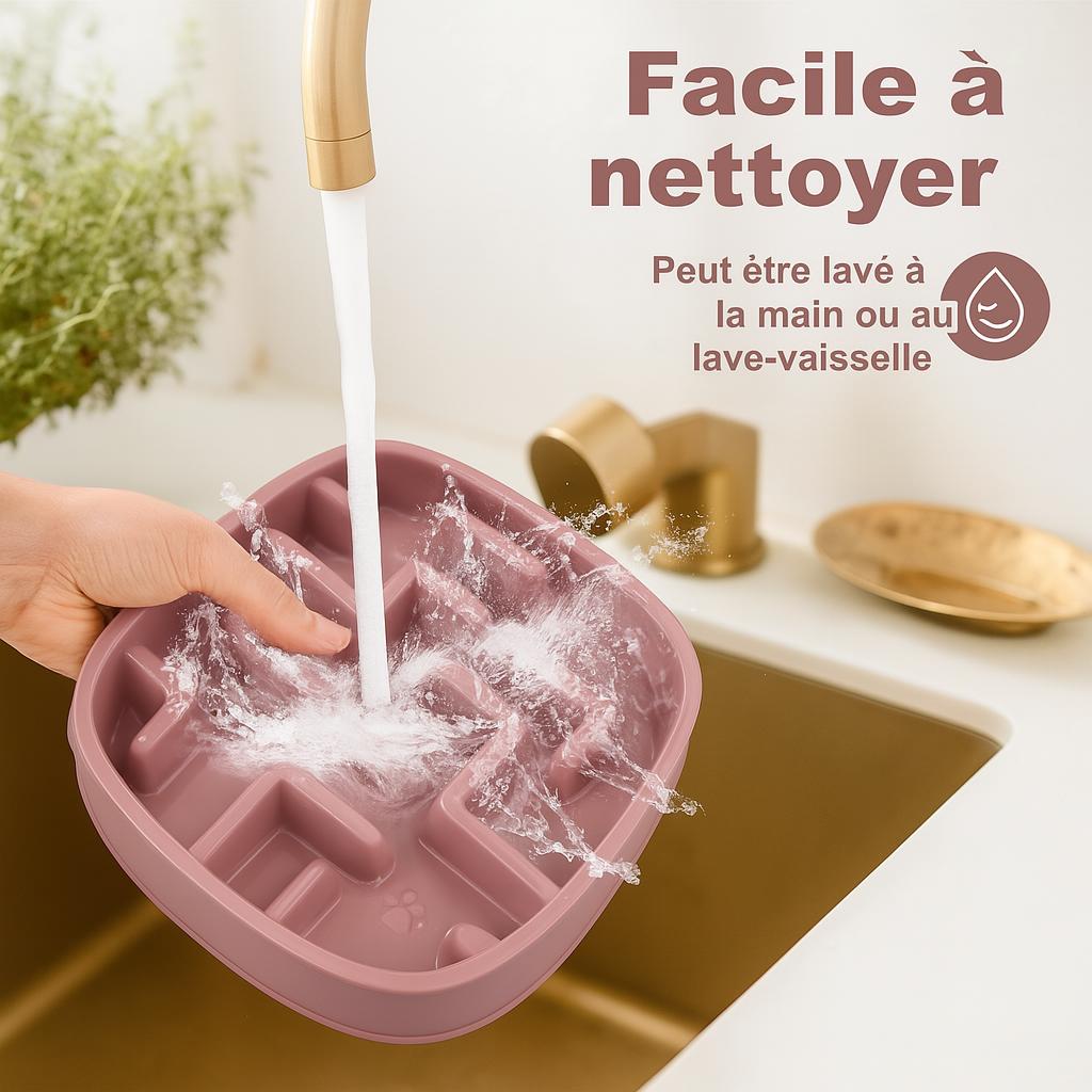 nettoyage facile de la gamelle anti-glouton pour chien de couleur rose dans un robinet rose. Image produit Boutiquechien