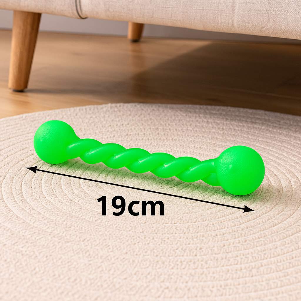OS durable de 19cm de couleur vert posé par terre sur un tapis blanc. Un canapé de couleur gris. Image produit Boutiquechien