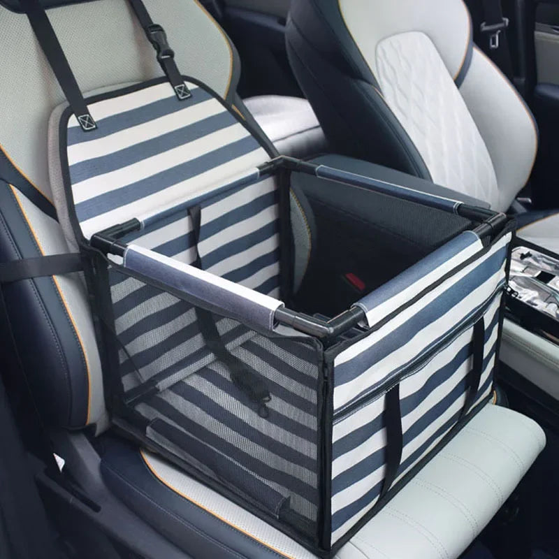 Panier de transport pour chien de couleur bleu et blanc rayé posé dans une voiture de couleur blanc et noir. Le panier chien est sur le siège passager de la voiture de couleur blanc. Image produit Boutiquechien