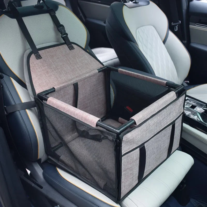 Panier de transport pour chien de couleur gris foncé posé dans une voiture de couleur café. Le panier chien est sur le siège passager de la voiture de couleur blanc. Image produit Boutiquechien