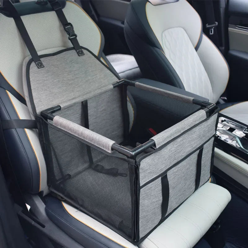 Panier de transport pour chien de couleur bleu et blanc rayé posé dans une voiture de couleur gris Le panier chien est sur le siège passager de la voiture de couleur blanc. Image produit Boutiquechien