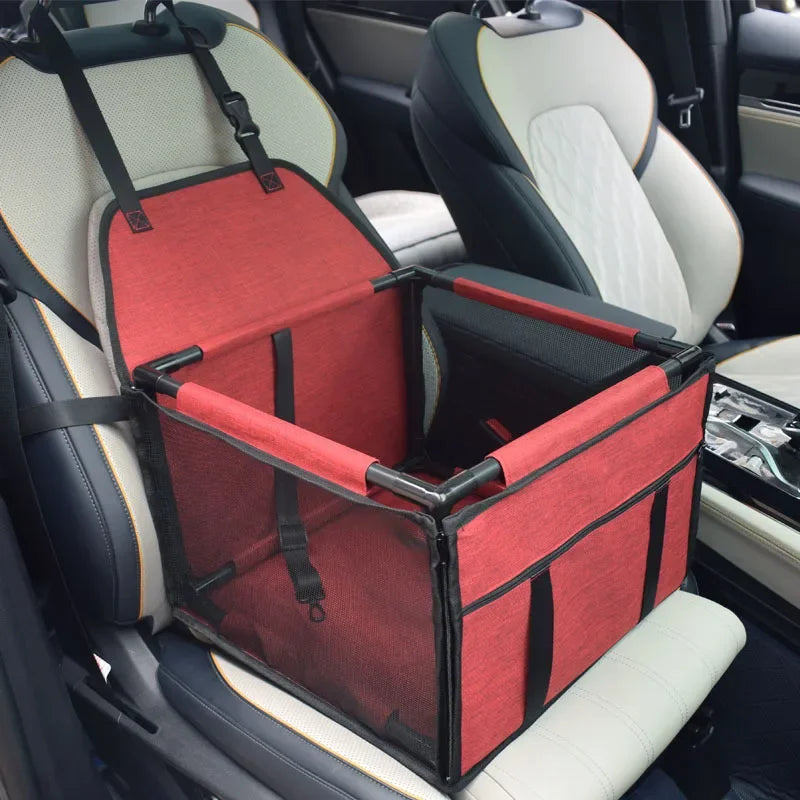 Panier de transport pour chien de couleur rouge posé dans une voiture de couleur blanc et noir. Le panier chien est sur le siège passager de la voiture de couleur blanc. Image produit Boutiquechien