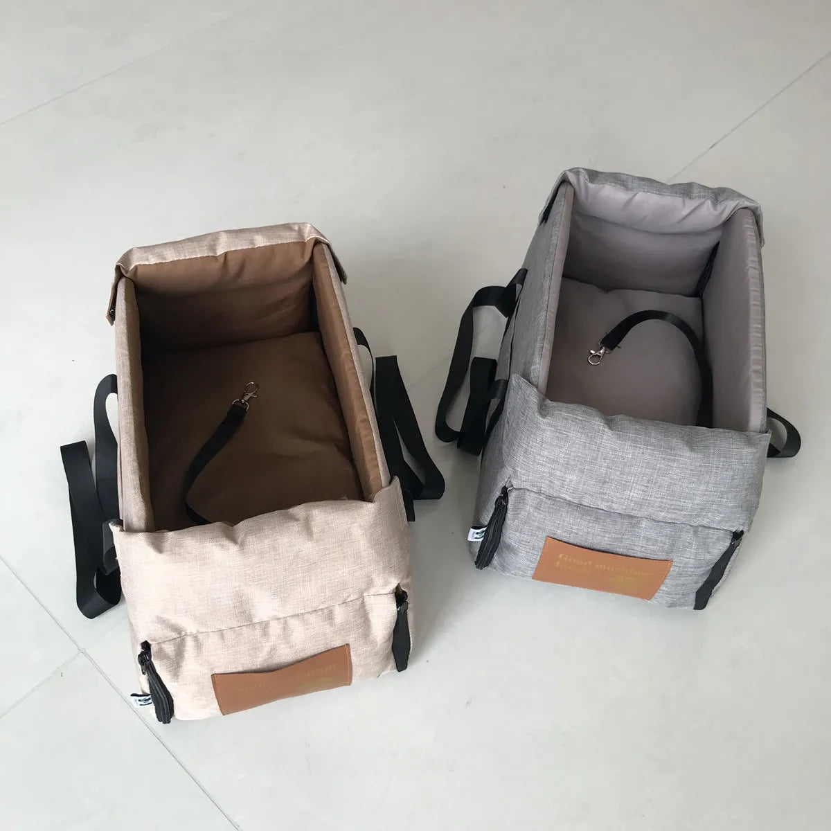 panier de transport pour chien de couleur gris et rose avec des attaches pour chien dans le sac. Image produit Boutiquechien