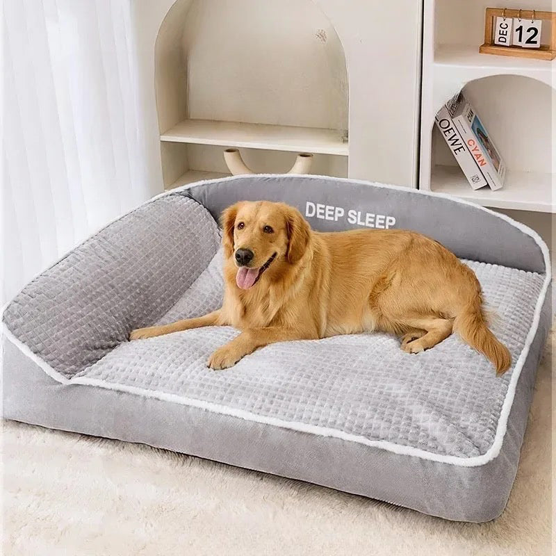 golden retriever brun couché sur un panier chien xl de couleur gris dans un salon. Image produit Boutiquechien