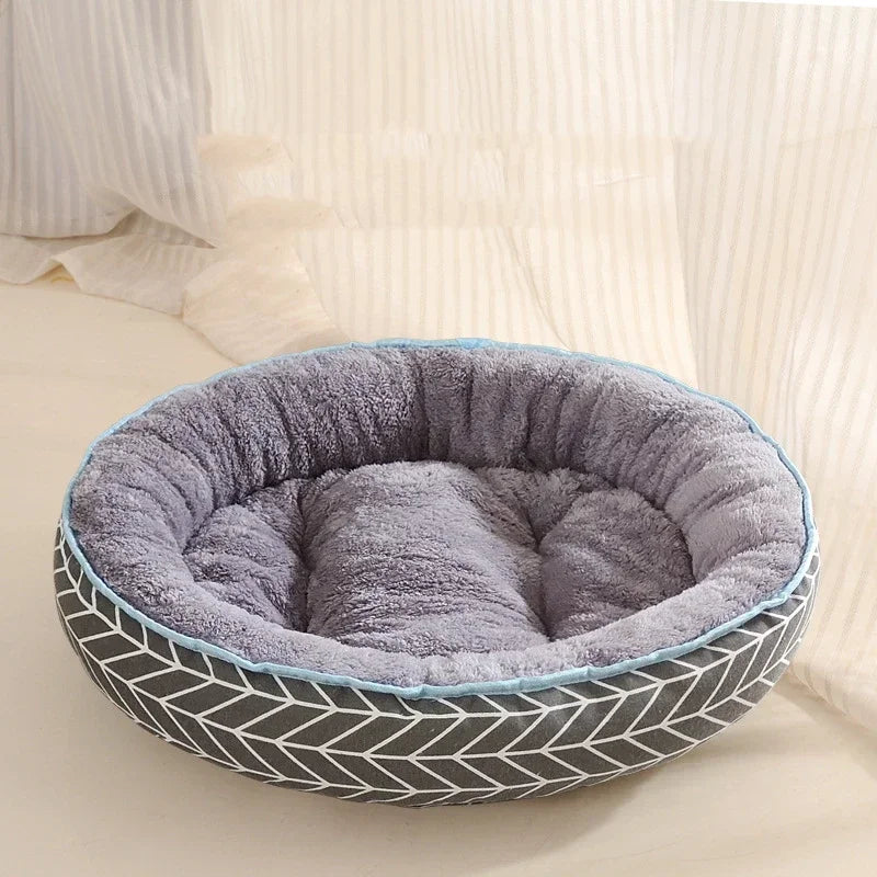 Le panier est de couleur gris avec des rayures blanc sur tout le long du panier. L'intérieur du panier est moelleux et doux. image produit boutiquechien
