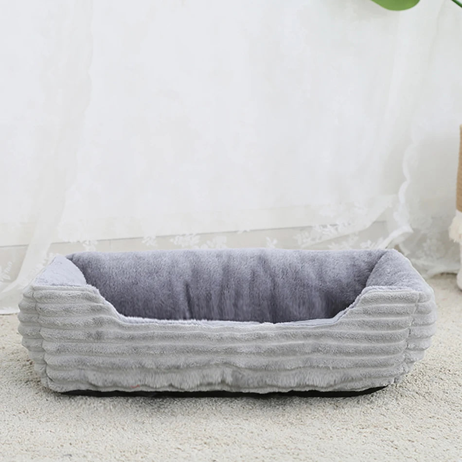 Panier chien xxl de couleur gris foncé posé dans un salon beige. Image produit Boutiquechien