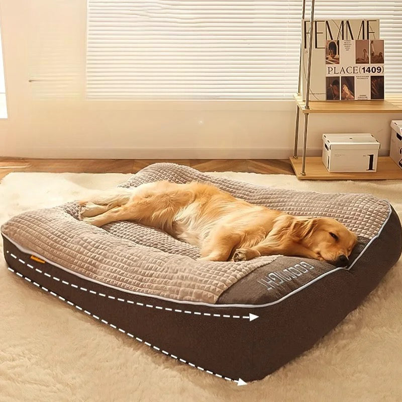 Le panier chien xl moelleux est posé dans un salon de couleur claire design. Un golden retriever roux est couché sur ce panier brun qui dors profondément. Image produit Boutiquechien
