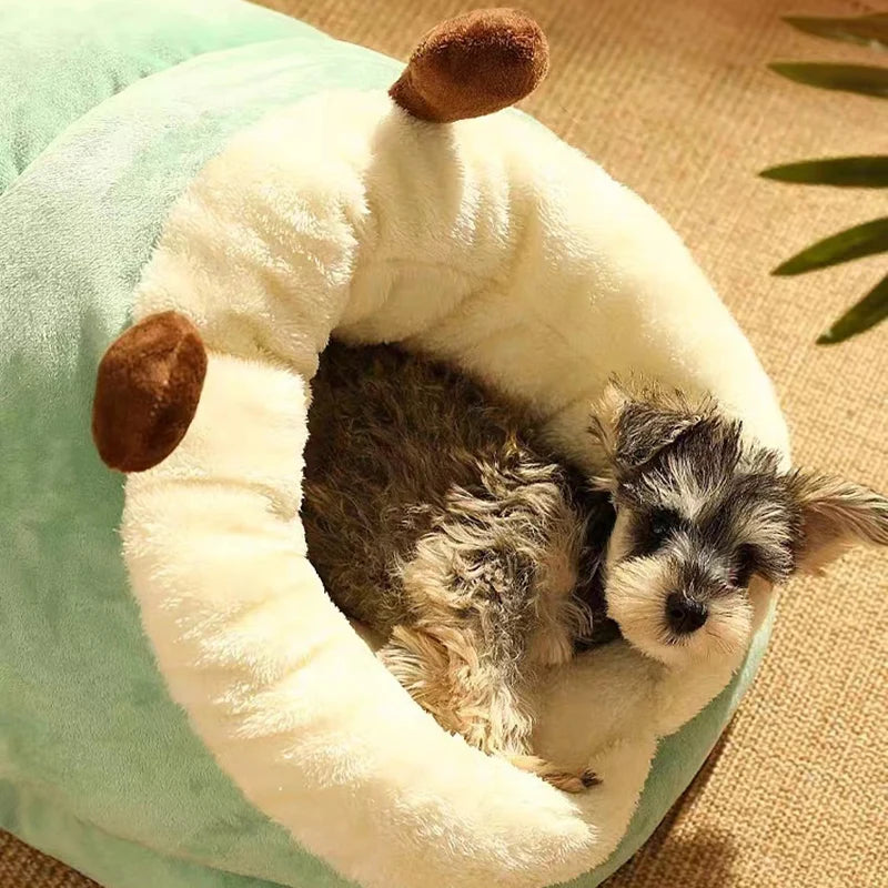 panier petit chien rembourré en forme de cocon avec des oreilles. Le panier chien est de couleur vert et blanc. Image produit Boutiquechien