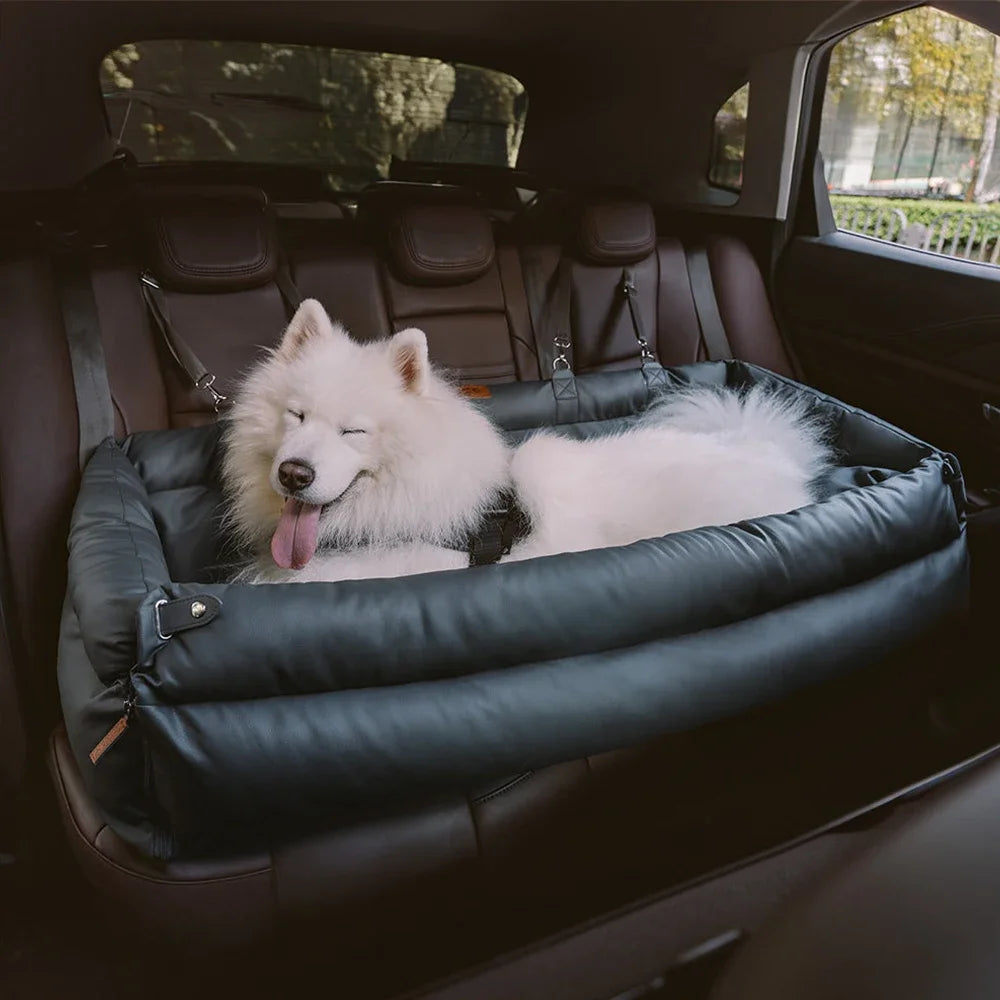 Grand panier chien de couleur noir pour siège arrière de voiture. Un chien blanc de grande taille est couché dans le panier chien. Image produit Boutiquechien