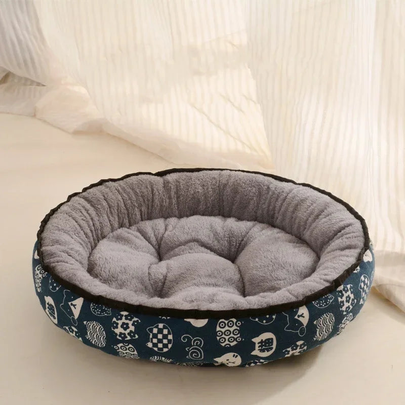 panier pour chien moelleux avec logo de chat chinois de couleur bleu et chat blanc. Le panier à un intérieur moelleux gris pour chien. Image produit boutiquechien