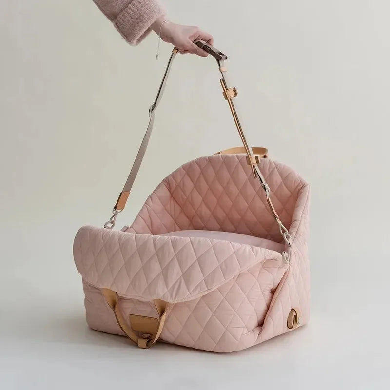 panier pour petit chien de couleur rose design avec du rembourrage. Une femme tien le sac avec la lanière. Image produit Boutiquechien