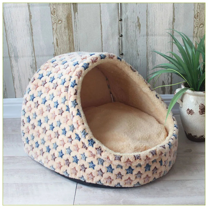 Panier style nid de couleur blanc et à étoile colorer. Le produit est mis en valeur avec une plante verte sur le côté. Image produit Boutiquechien