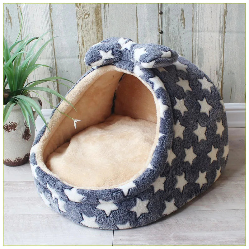 Panier style nid de couleur gris et à étoile blanc. Le produit est mis en valeur avec une plante verte sur le côté. Image produit Boutiquechien