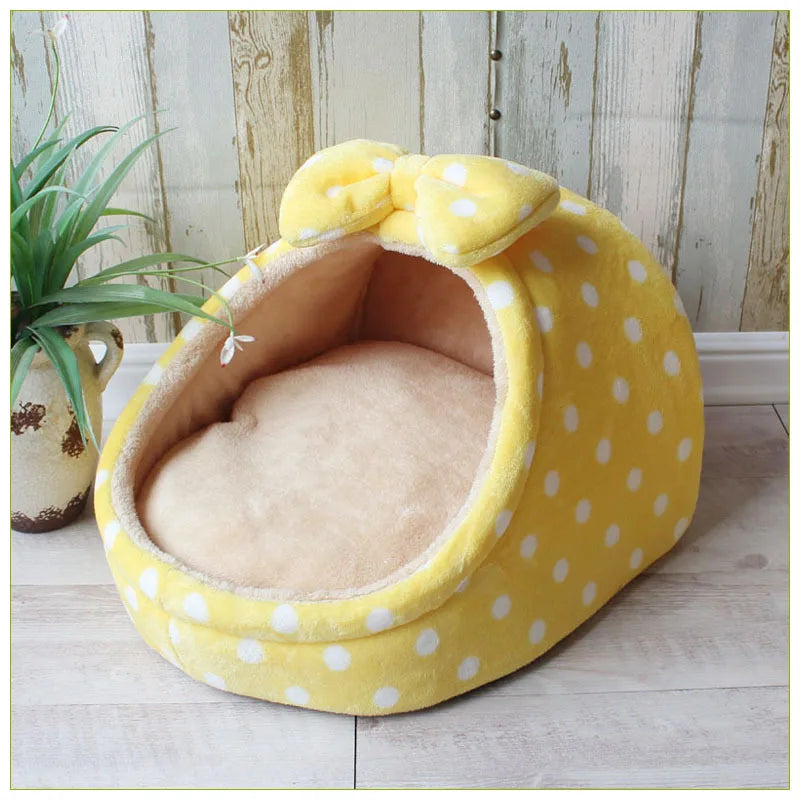Panier style nid de couleur jaune et à point blanc. Le produit est mis en valeur avec une plante verte sur le côté. Image produit Boutiquechien