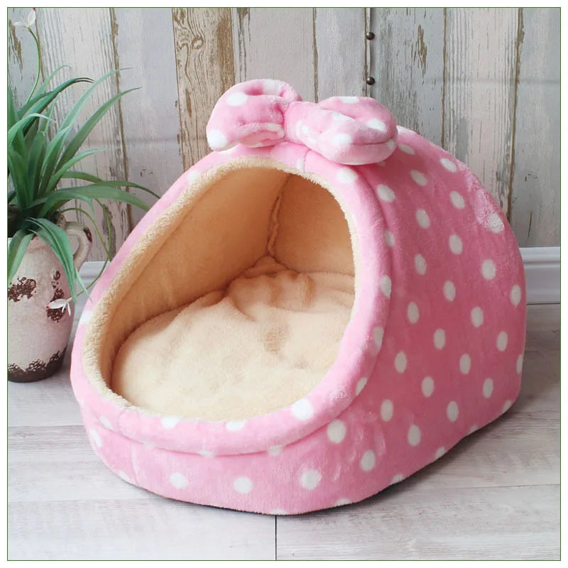 Panier style nid de couleur rose à point blanc. Le produit est mis en valeur avec une plante verte sur le côté. Image produit Boutiquechien