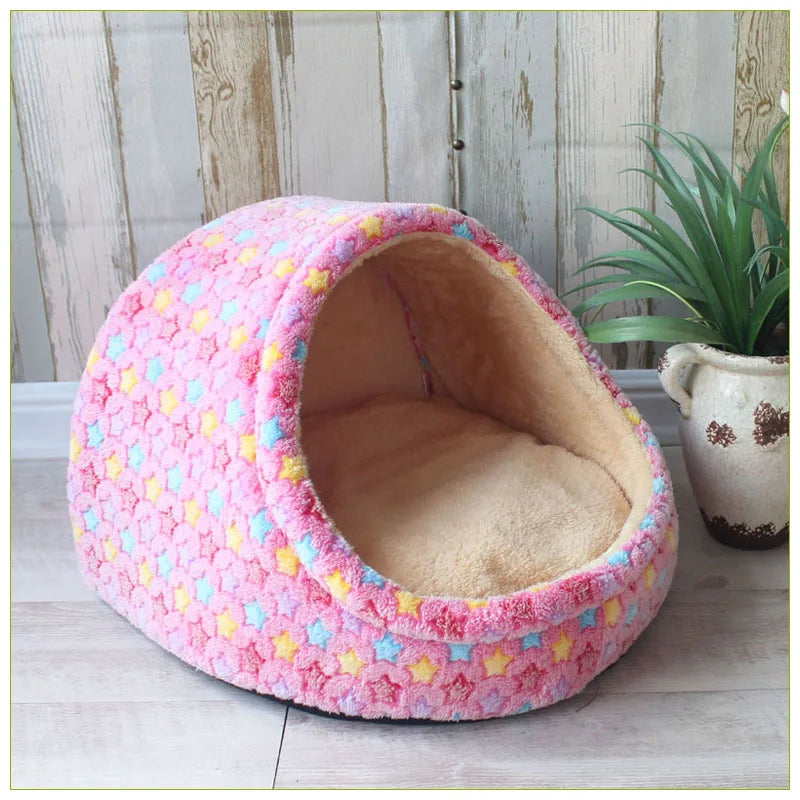 Panier style nid de couleur rose et à étoile colorer. Le produit est mis en valeur avec une plante verte sur le côté. Image produit Boutiquechien