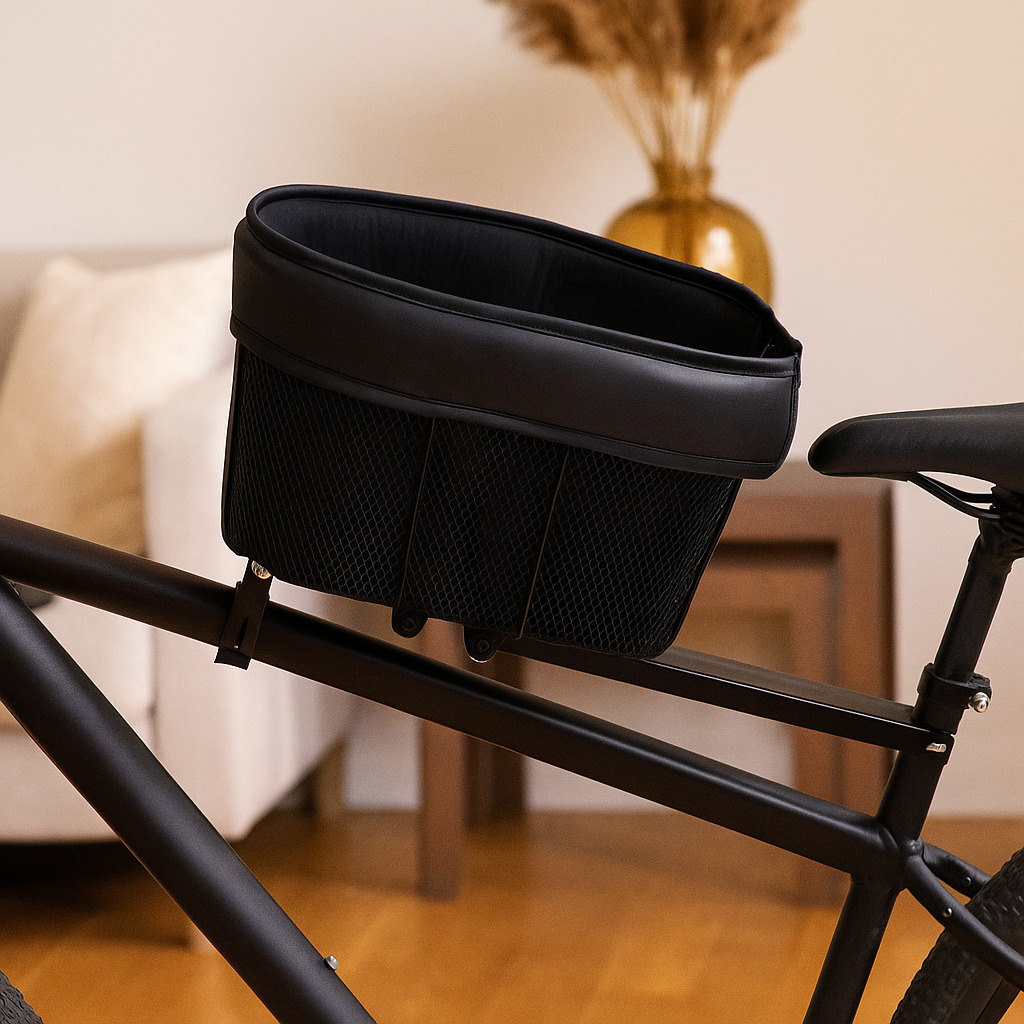 Panier chien pour vélo avec en fond un canapé blanc et une table basse en bois. Le panier chien est posé sur le cadre du vélo et maintenu sur la selle du vélo. Image produit Boutiquechien