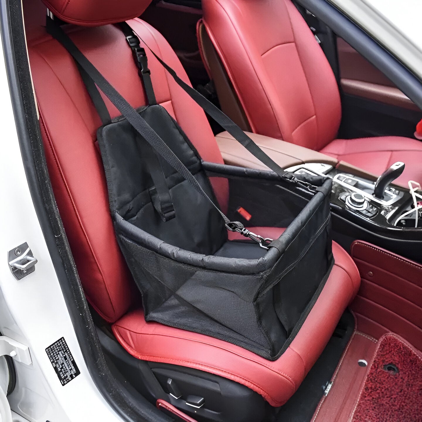 Panier chien pour voiture de couleur noir posé dans une voiture possédant des sièges de couleur rouge. Image produit Boutiquechien