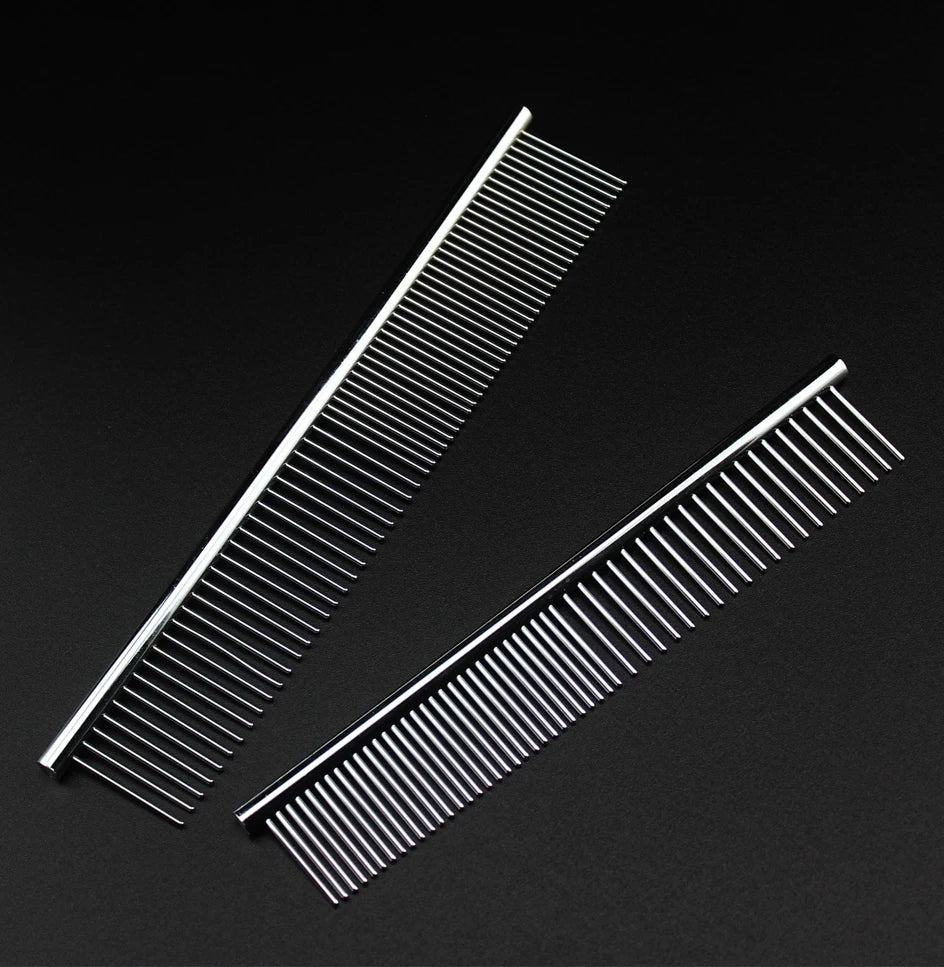 Peigne pour chien de couleur gris se mettant en valeur dans un fond de couleur noir. Image produit Boutiquechien