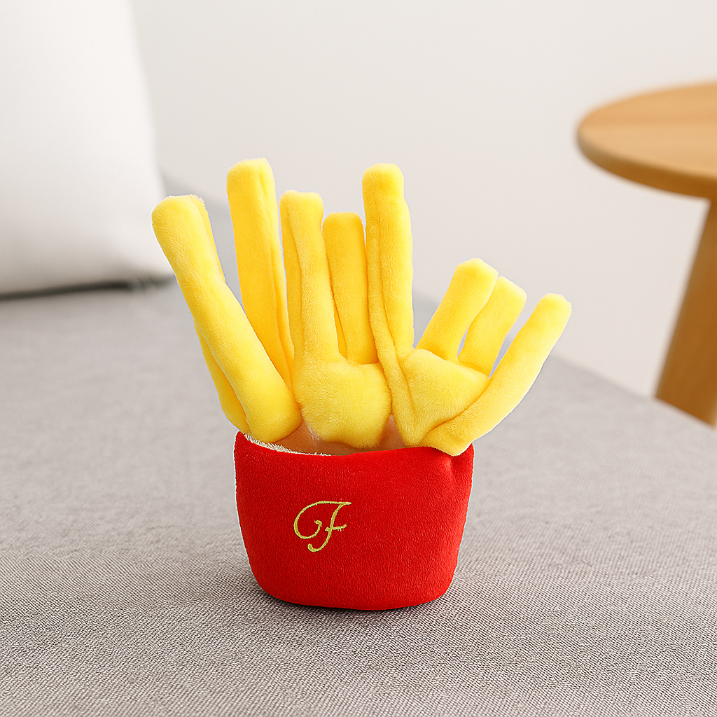 peluche frite de couleur jaune et rouge posé sur un canapé gris. Image produit Boutiquechien