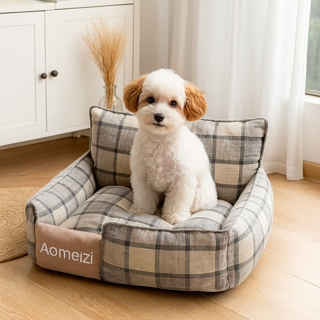 petit chien blanc et brun assis dans un panier de couleur gris claire avec un fond claire. Image produit Boutiquechien