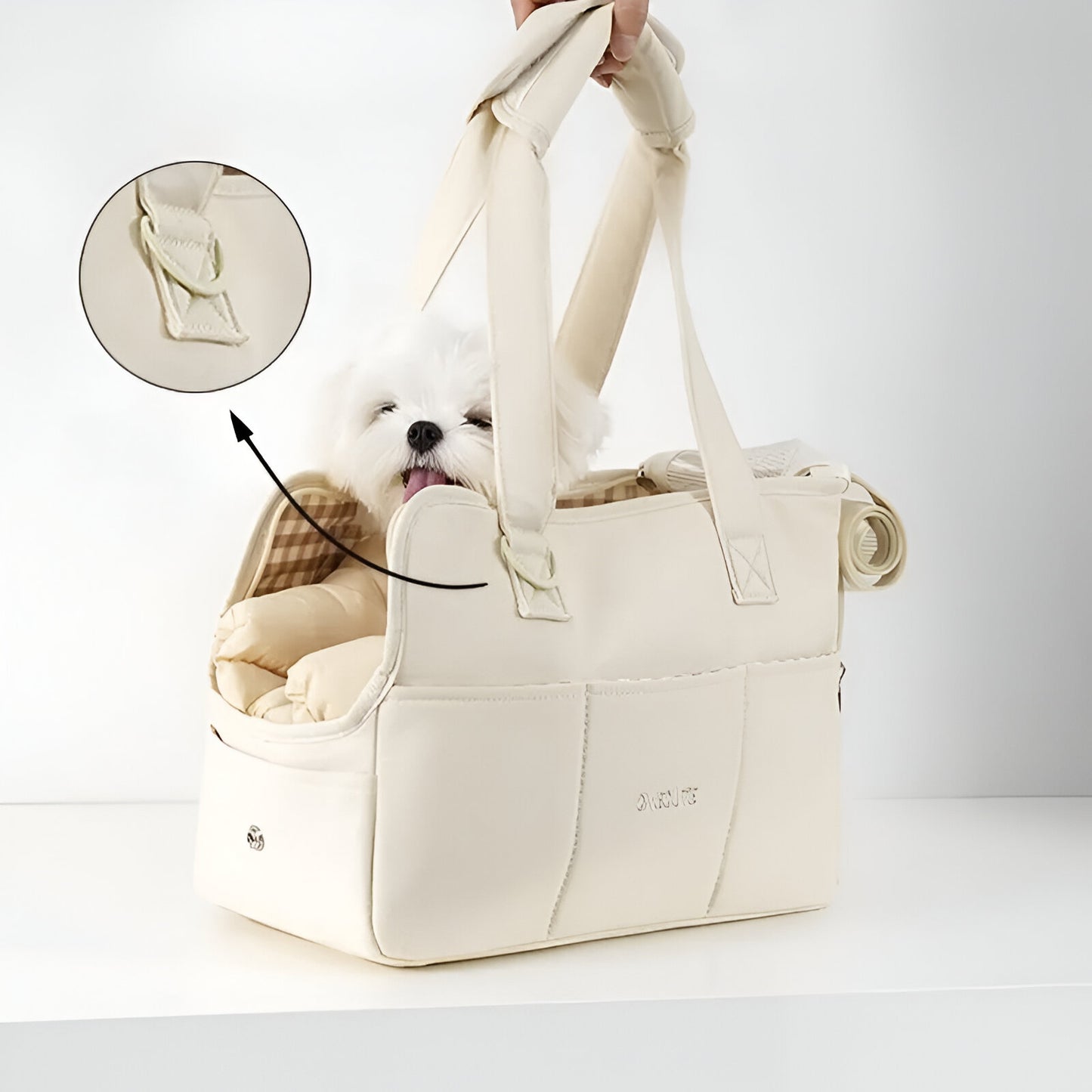 Petit chien blanc dans un sac pour chien de transport de couleur blanc maintenu par une main blanche. Image produit Boutiquechien