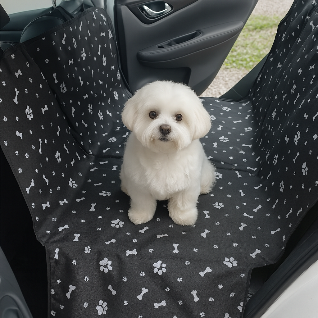 petit chien blanc assis sur la protection de siege de couleur noir avec des formes de pattes et d'os de couleur blanc. Image produit Boutiquechien