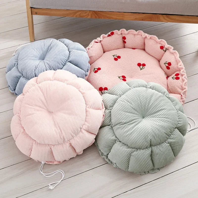 Plusieurs paniers colorés posé sur un sol de couleur claire. Image produit Boutiquechien