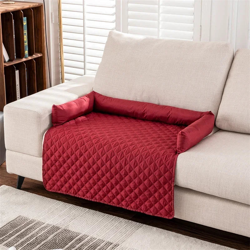 Protection de canapé de couleur rouge posé sur un canapé de couleur blanc dans une bibliothèque. Image produit Boutiquechien