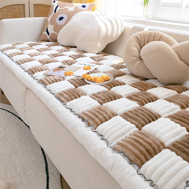 canapé avec protection de couleur beige et blanc. La protection est sur un canapé de couleur blanc avec des oreiller de couleur claire. Image produit Boutiquechien
