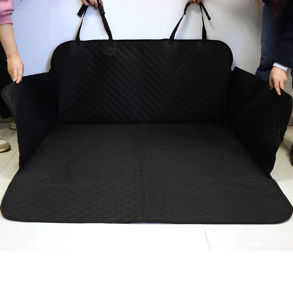 protection de coffre pour chiens de couleur noir avec des personnes le tenant. Image produit Boutiquechien
