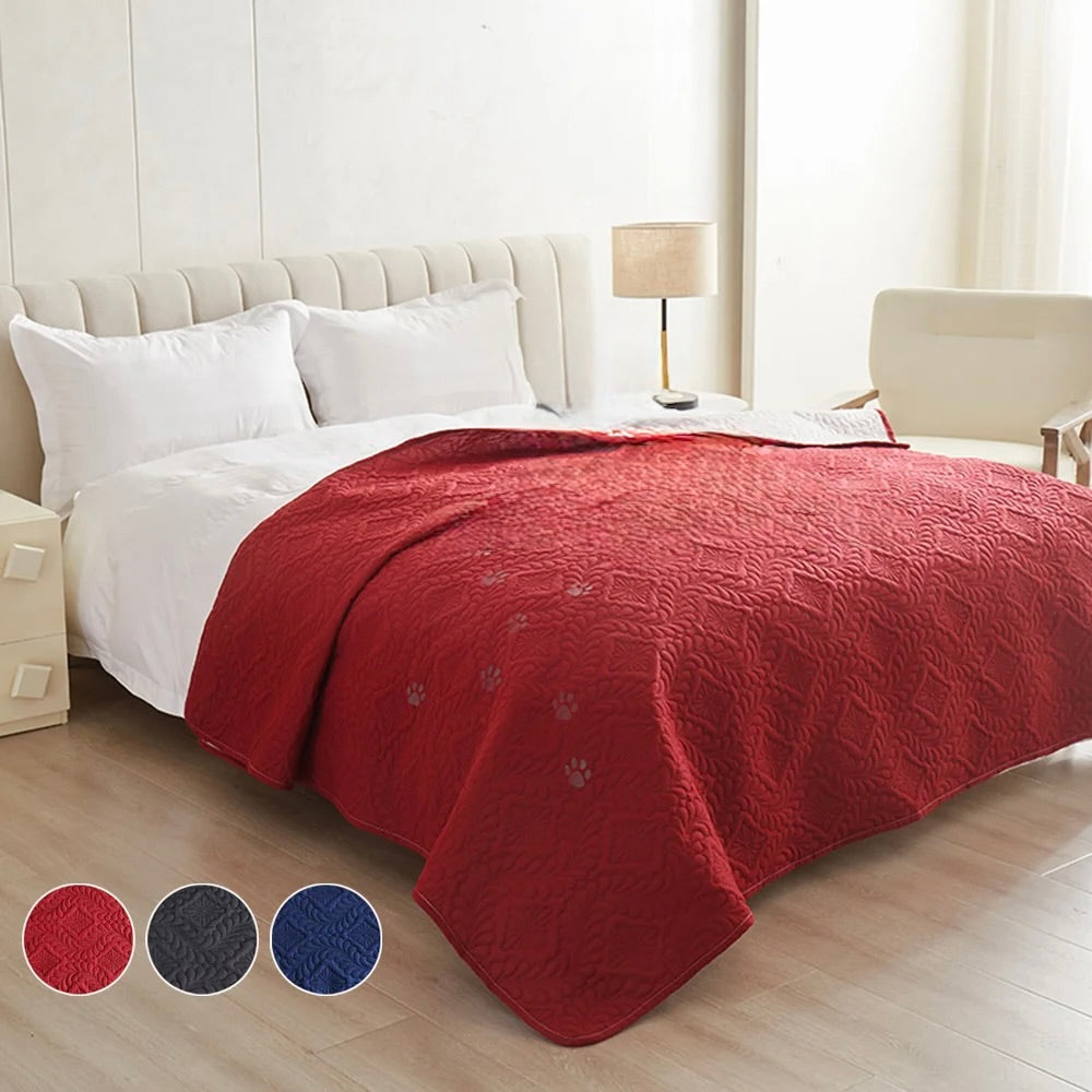 tapis chien de protection de couleur rouge résistant et durable poser sur un lit blanc dans une chambre blanche. Image produit Boutiquechien