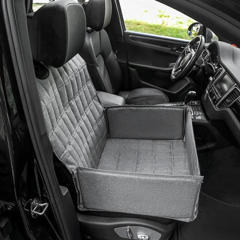 Protection de siège de voiture de couleur grise dans un intérieur de voiture de couleur noir. Image produit Boutiquechien