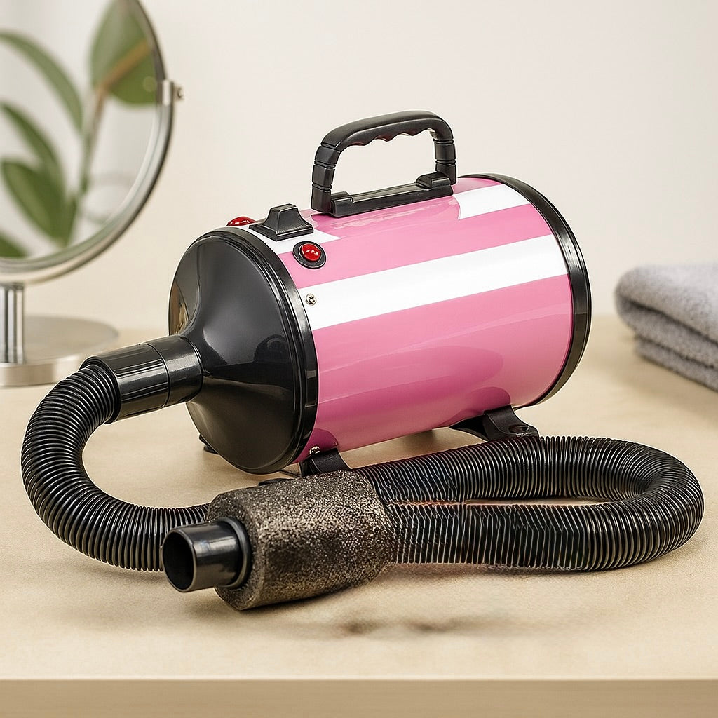 Pulseur chien de couleur rose et noir posé sur table de salle de bain beige avec un miroir et une serviette grise. Image produit Boutiquechien
