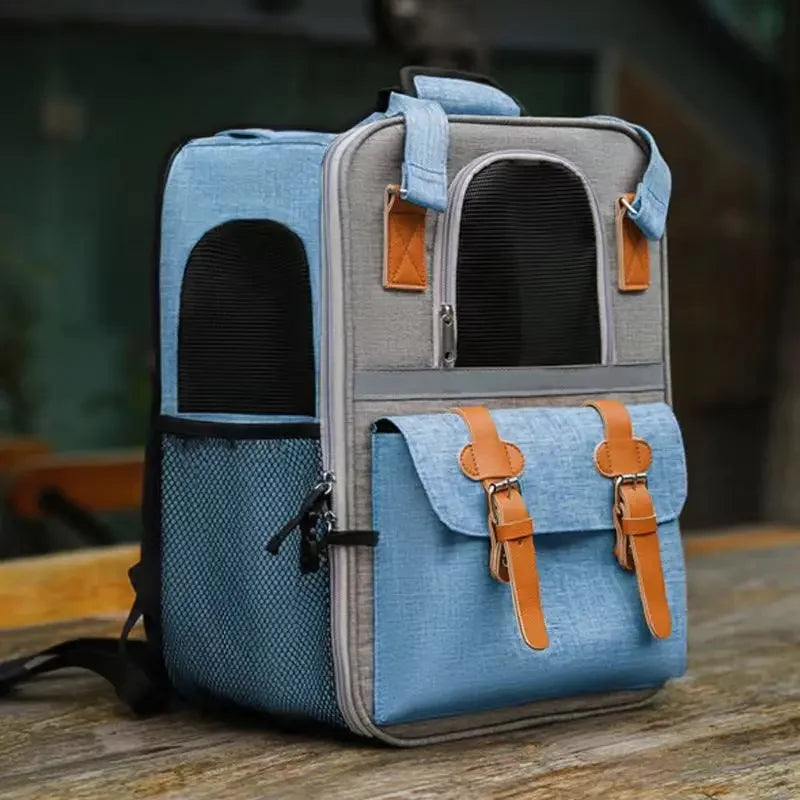 Sac à dos pour chien de transport de couleurs bleu et gris posé sur une table de couleur grise. Image produit Boutiquechien