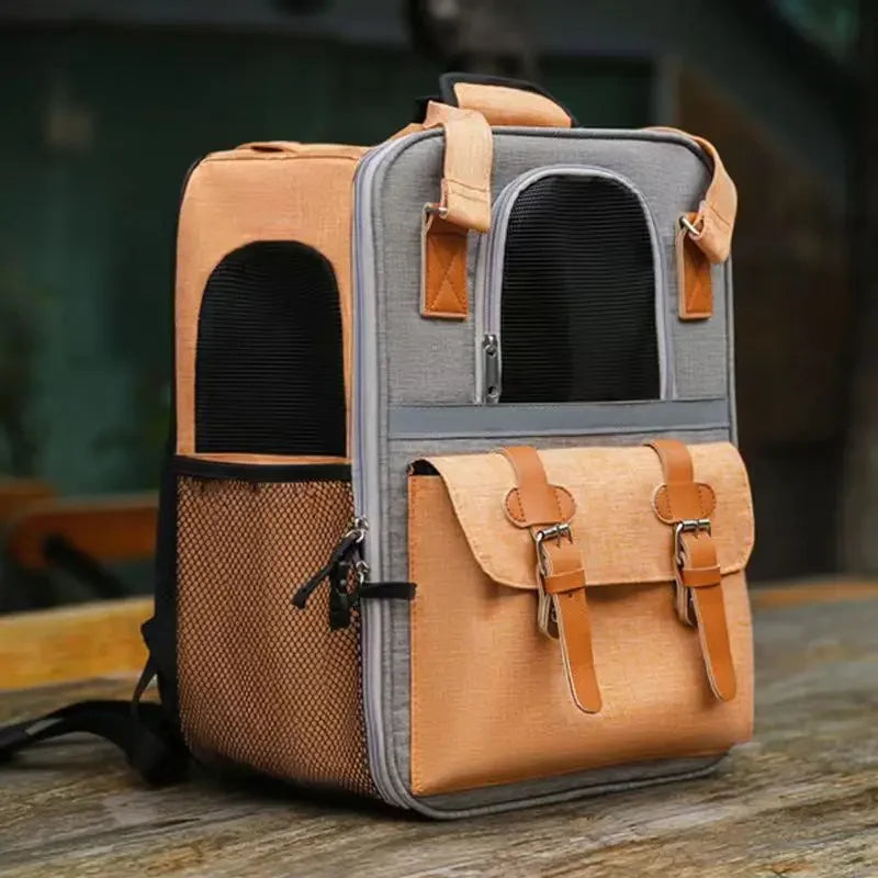 Sac à dos pour chien de transport de couleurs brun et gris posé sur une table de couleur grise. Image produit Boutiquechien