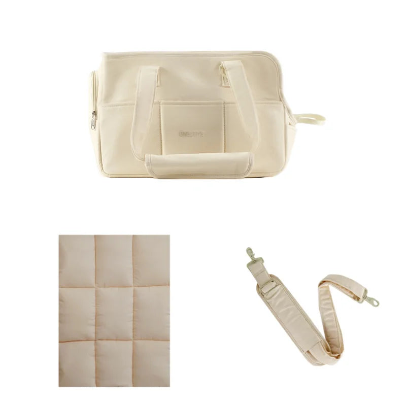 sac de transport doux et moelleux de couleur blanc avec accessoires. image produit Boutiquechien