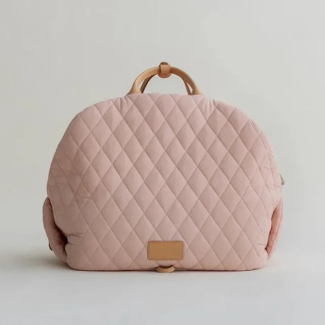 sac pour chien de couleur rose et beige posé dans un fond claire. Image produit Boutiquechien