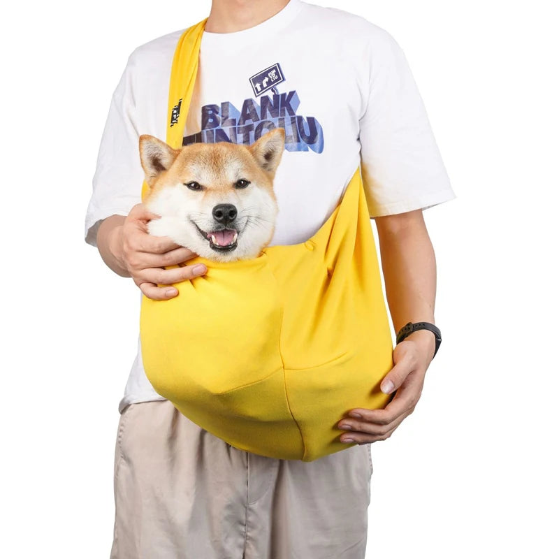 Sac pour chien jaune porté par un homme habille en blanc avec un short claire. Le sac pour chien est de couleur noir avec une attache dans le sac. Image produit Boutiquechien