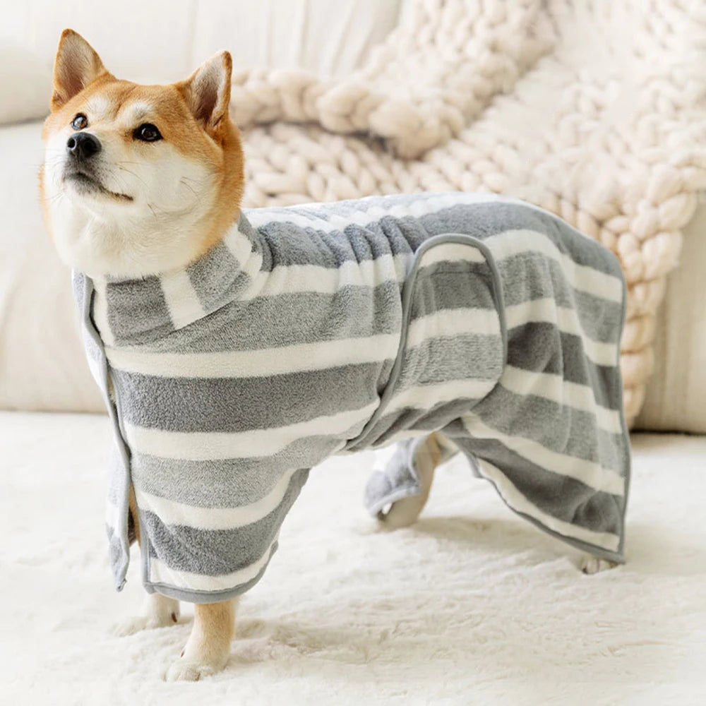 Shiba de couleur brun et blanc portant un peignoir de couleur gris et blanc avec en fond un canaoé blanc. Image produit Boutiquechien