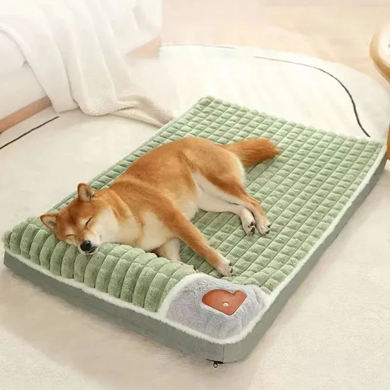 shiba roux et blanc dormant sur un panier xxl pour chien de couleurs vert et gris pour chien. Image pour produit boutiquechien