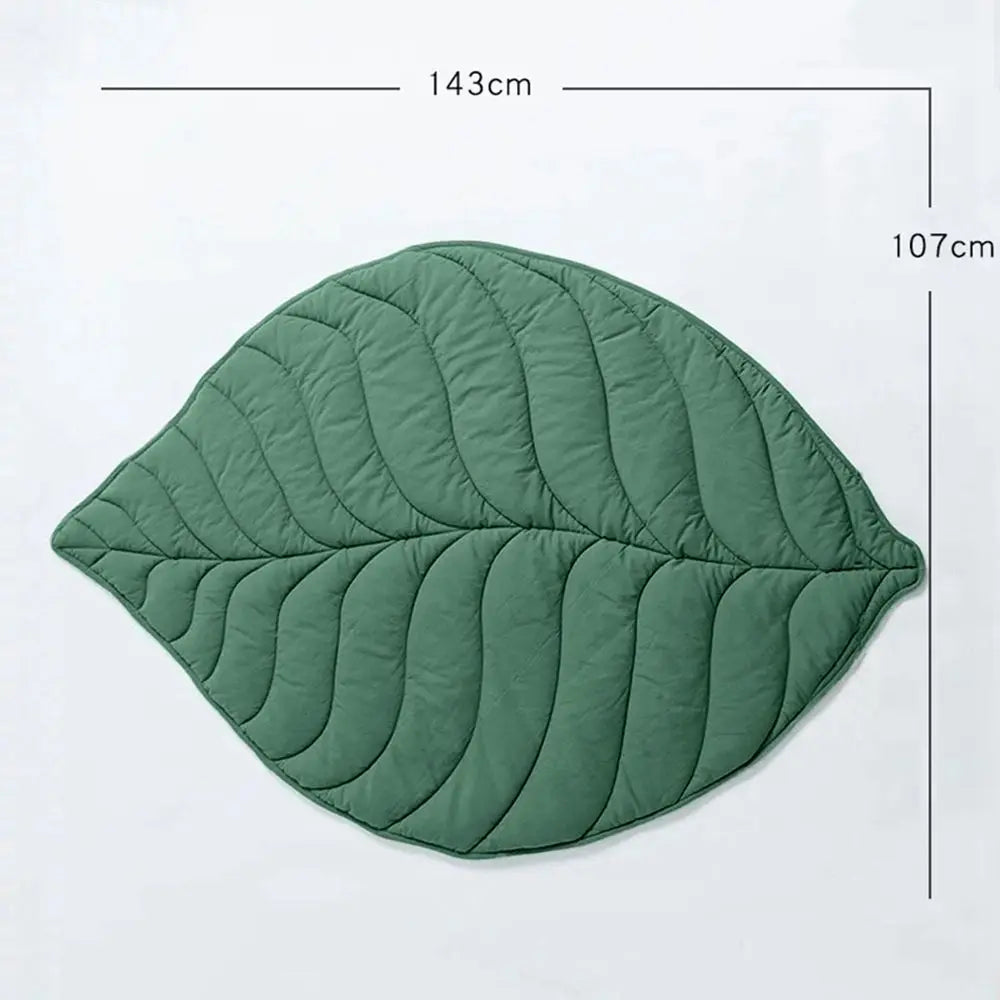 tapis feuille pour chien de couleur vert avec toutes les dimensions. La feuille est de style réaliste. La feuille mesure 143 cm de long sur 107 de large Image produit Boutiquechien