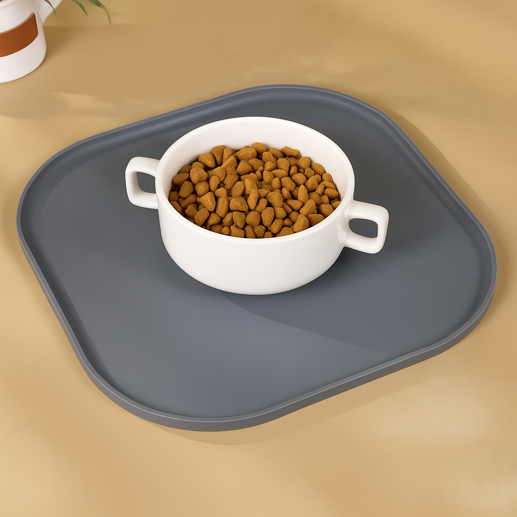 Tapis de protection de gamelle de couleur gris avec une tasse blanche sur un tapis en silicone gris foncé dans un fond claire. Image produit Boutiquechien