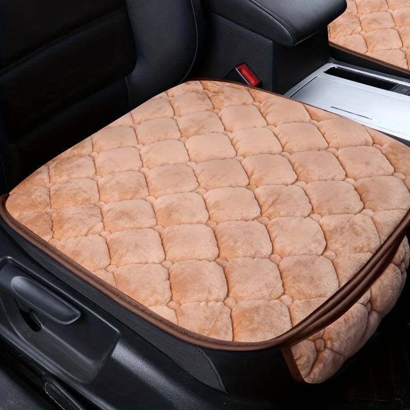 Tapis de protection pour chien pour les voitures. Le tapis de protection est de couleurs beige et possède une pochette de rangement. Le tapis de protection est posé sur des sièges de voitures de couleurs noir. Image produit Boutiquechien