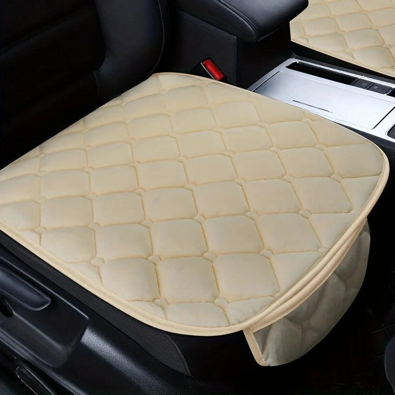 Tapis de protection pour chien pour les voitures. Le tapis de protection est de couleurs blanc et possède une pochette de rangement. Le tapis de protection est posé sur des sièges de voitures de couleurs noir. Image produit Boutiquechien